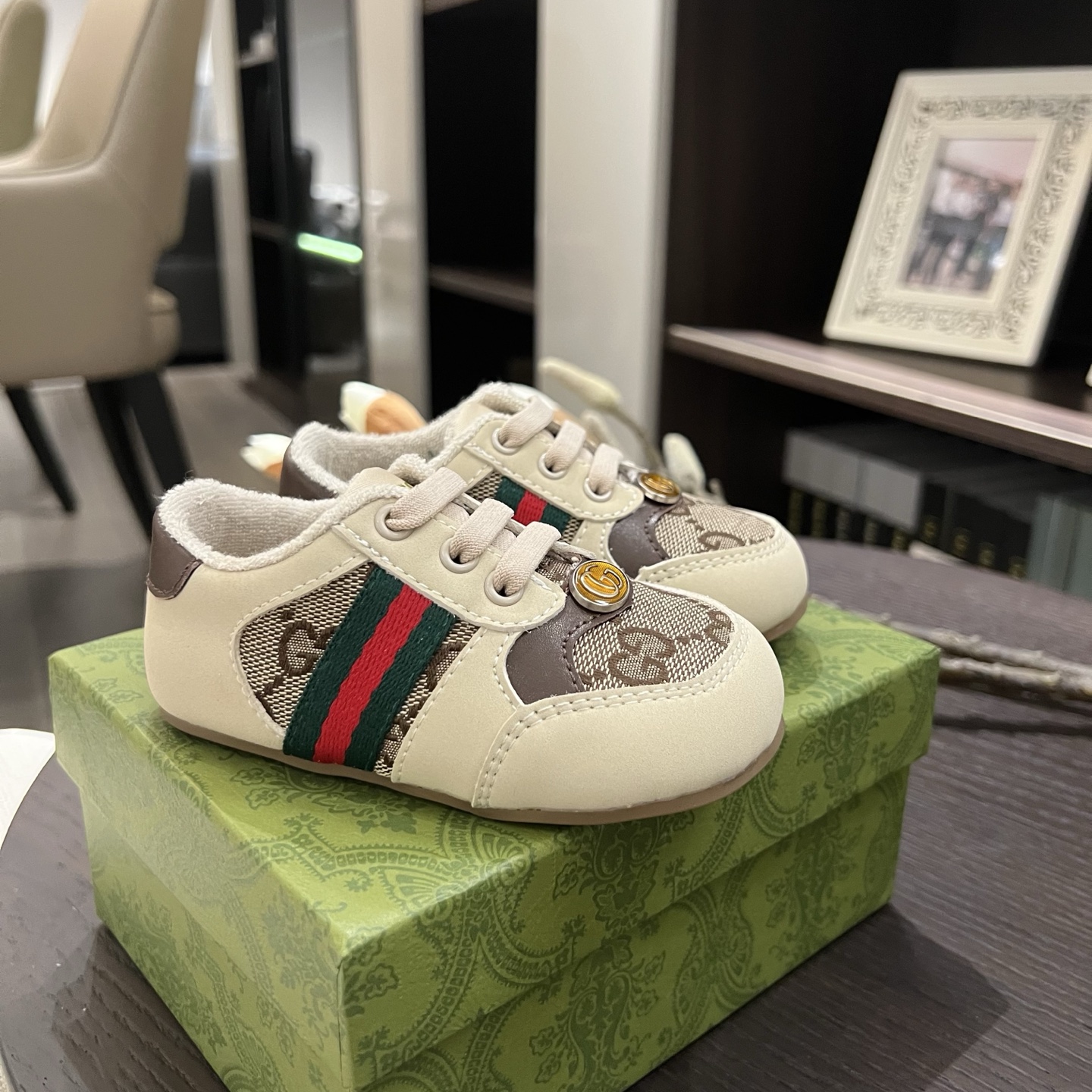 Children's shoes child